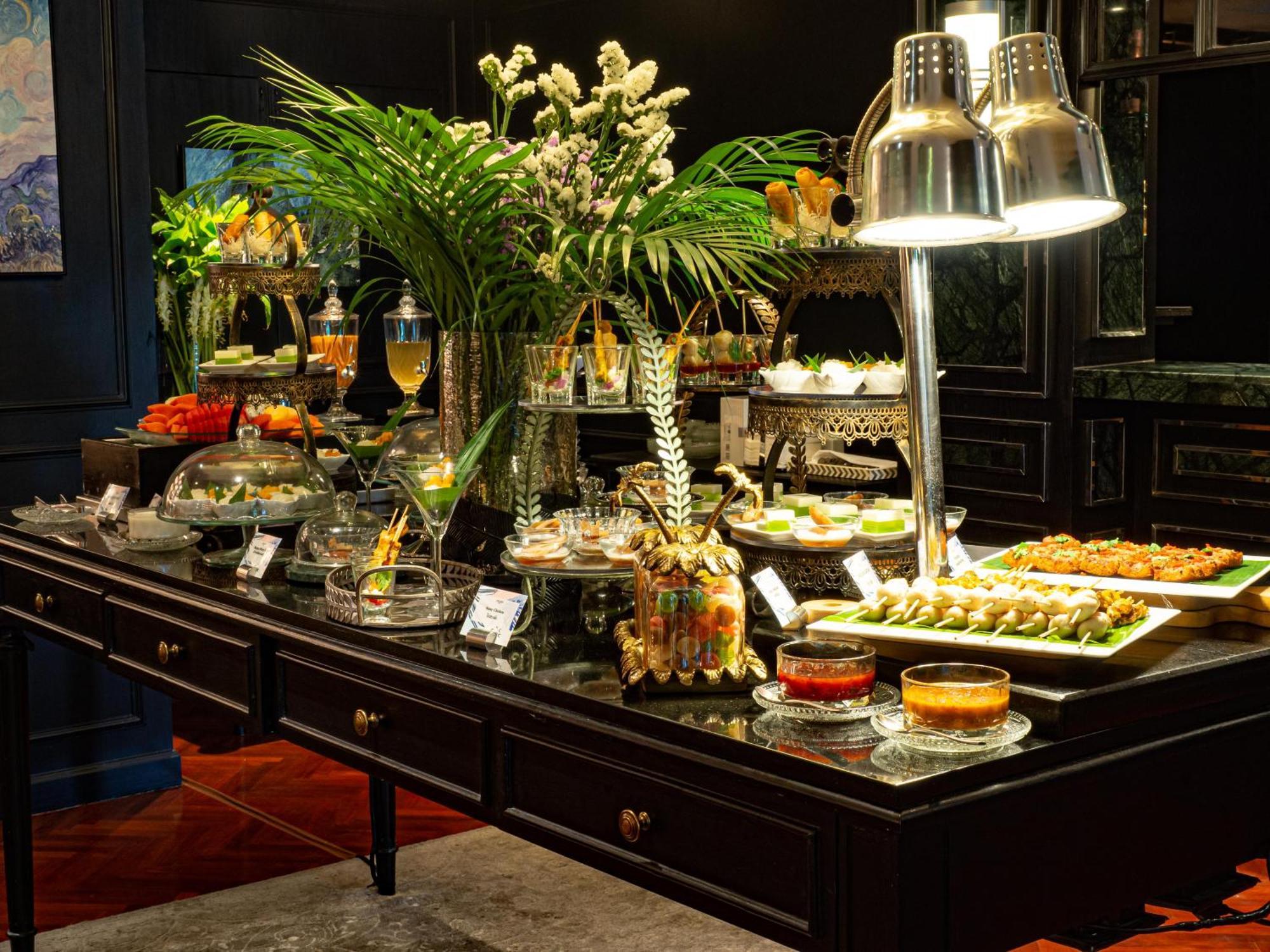 Akara Hotel Bangkok Exterior foto A buffet at a restaurant